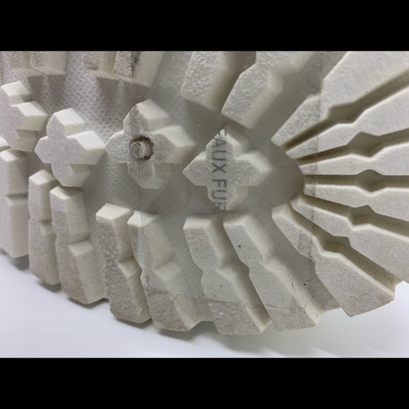 Woman’s 7.5 faux nubuck white boots 👢 - Picture 10 of 13